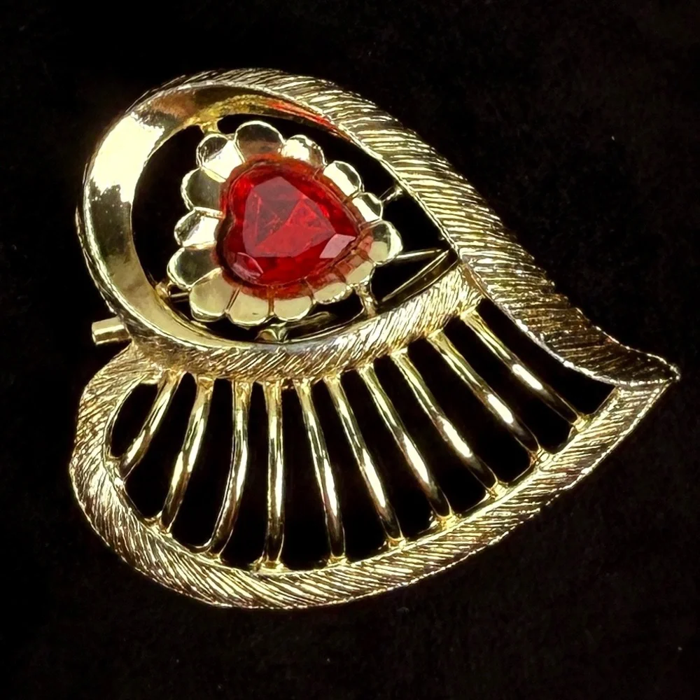 Vintage goldtone with red heart center brooch